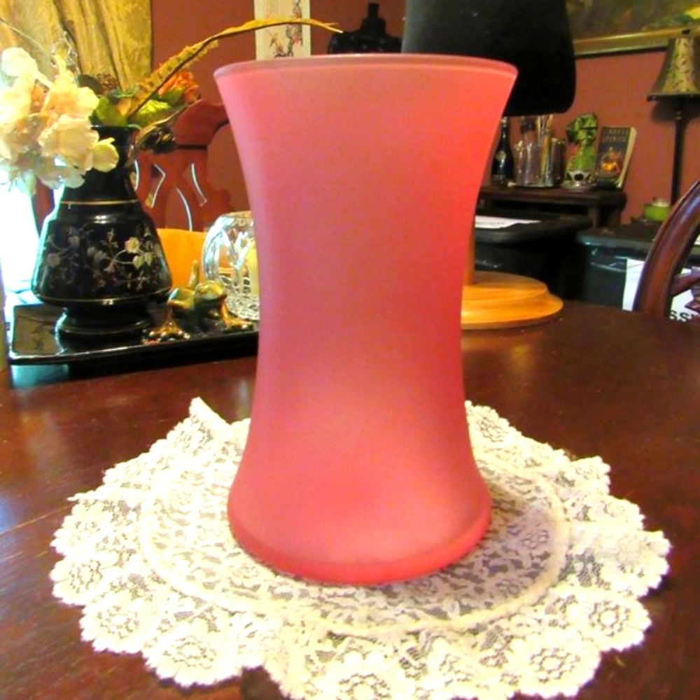 🩷 Romantic Vintage Victorian Frosted Rose Pink Fluted Vase